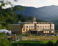 Отель Алтай Палас в Республике Алтай, вид снаружи Отель Алтай Палас (Республика Алтай)